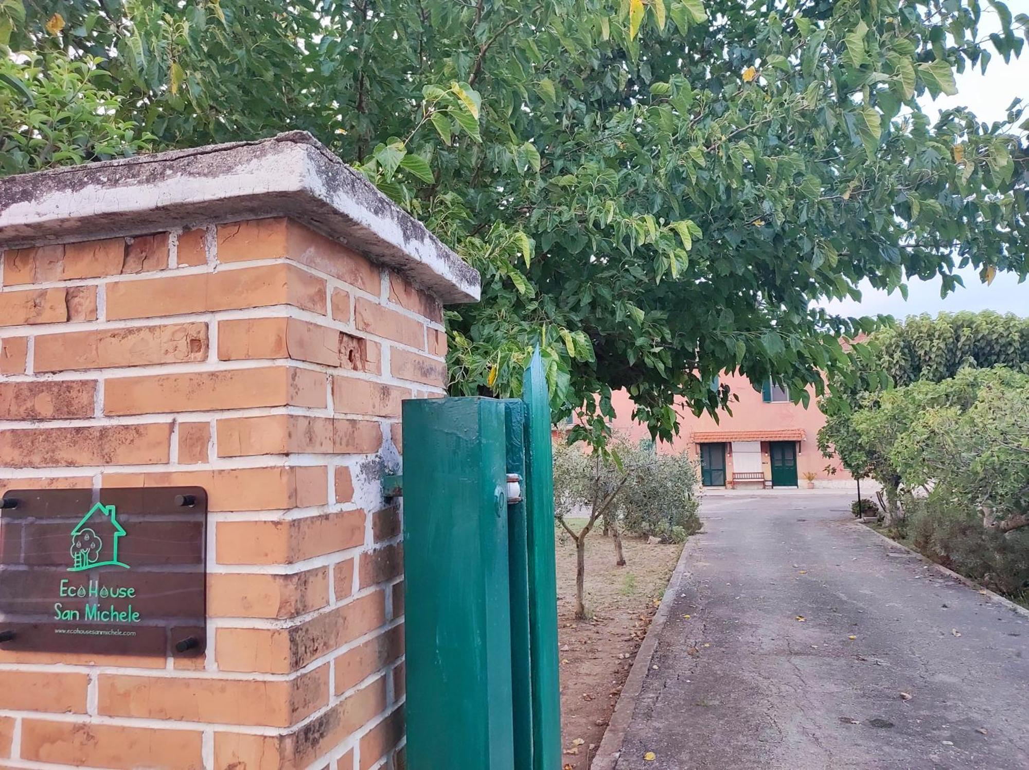 Eco House San Michele Hostel Borgo San Michele  Екстериор снимка